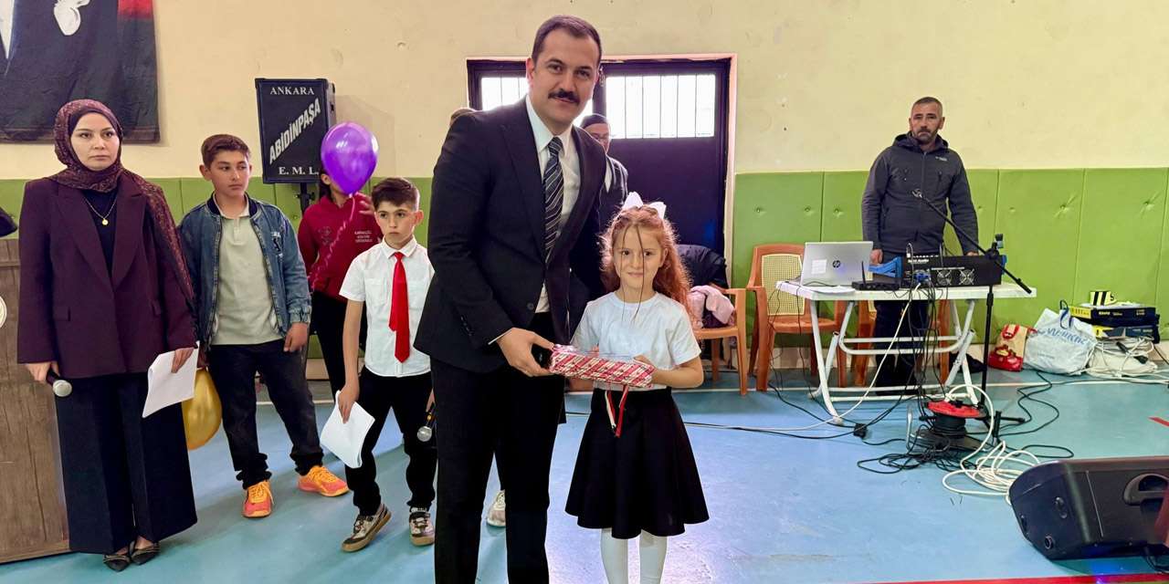 karakecili-kaymakami-yasin-mert-23-nisan-torenine-katildi:-ogrencilerden-gorkemli-gosteri