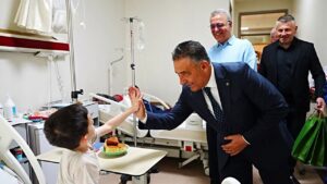 hastanedeki-cocuklara-23-nisan-surprizi