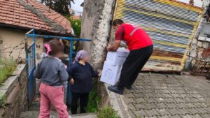 kizilay’dan-yagmurlu-havada-gonulleri-isitan-destek