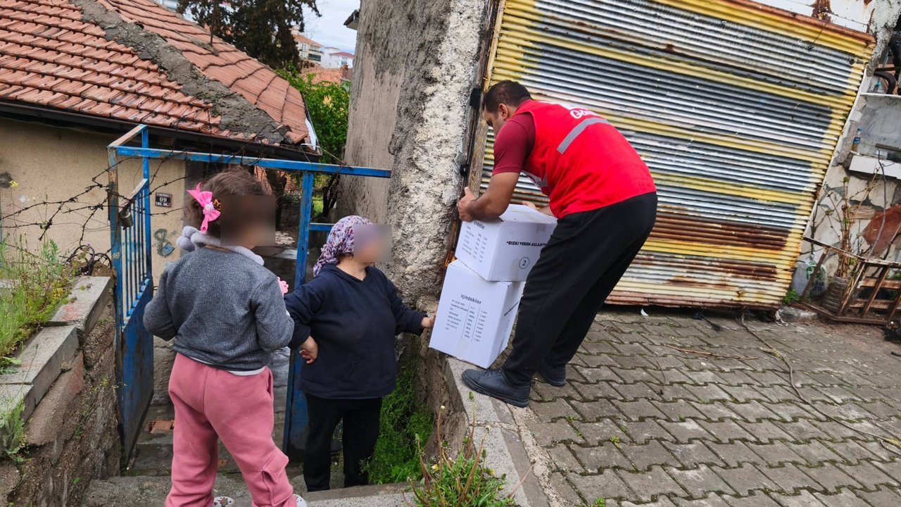 kizilay’dan-yagmurlu-havada-gonulleri-isitan-destek