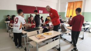 kizilay’dan-ogrencilere-tatli-surpriz