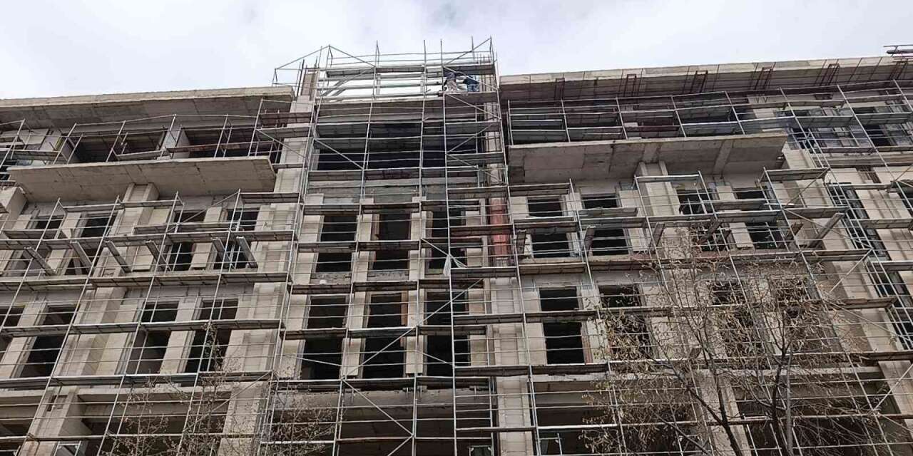 kirsehir’de-3-isci-maaslarini-alamadiklari-iddiasiyla-insaata-cikti