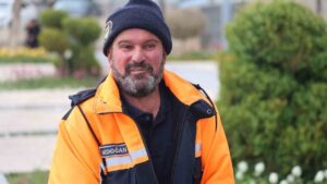 temizlik-iscisinden-ornek-davranis:-150-bin-tl’lik-altini-sahibine-ulastirdi