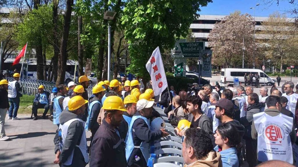 5-aydir-maas-alamayan-maden-iscilerinin-aclik-grevi-eylemi-6.-gununde-devam-ediyor