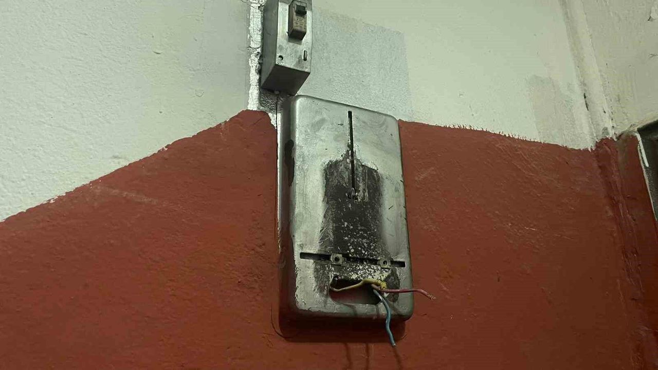 akillara-durgunluk-veren-hirsizlik:-evin-elektrik-sayacini-caldilar