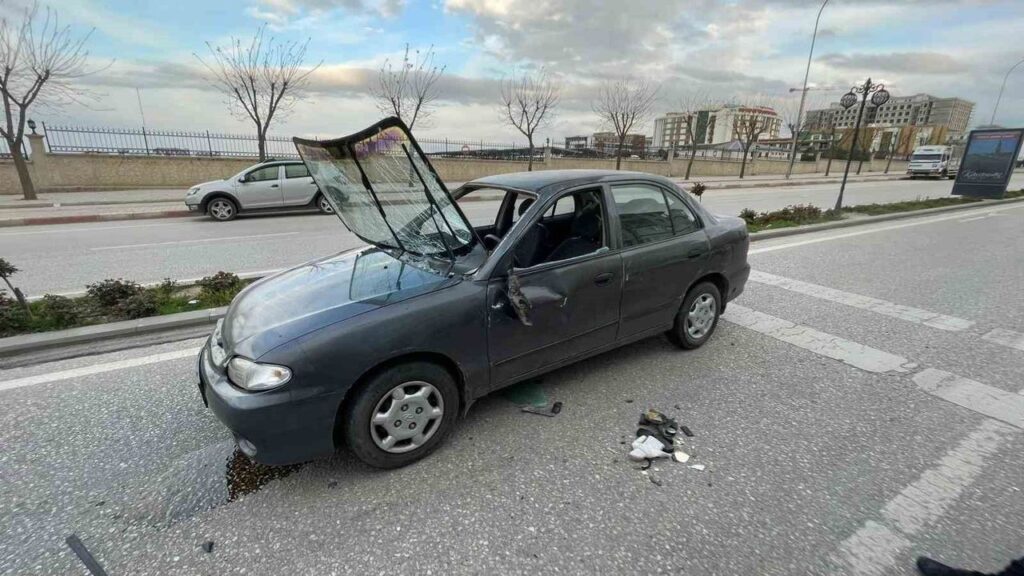 otomobil-park-halindeki-araca-carparak-takla-atti:-1-yarali