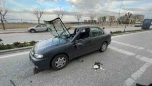 otomobil-park-halindeki-araca-carparak-takla-atti:-1-yarali