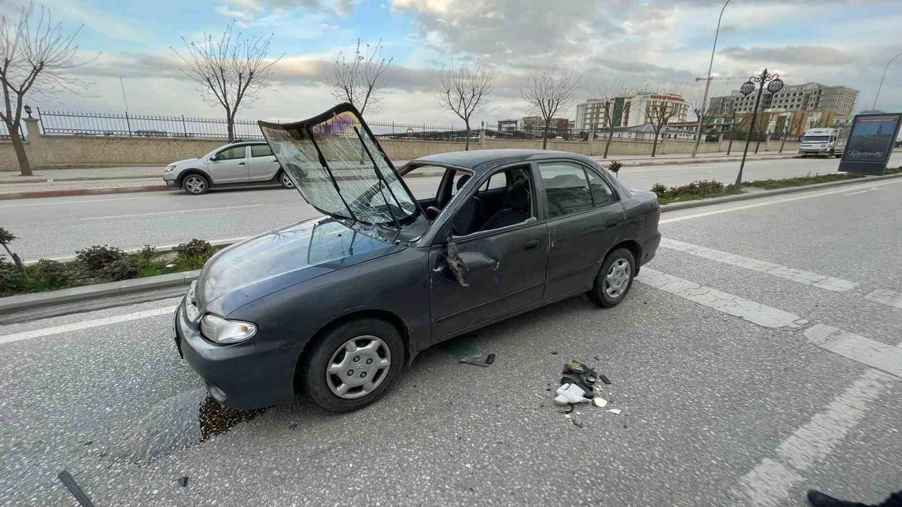 otomobil-park-halindeki-araca-carparak-takla-atti:-1-yarali