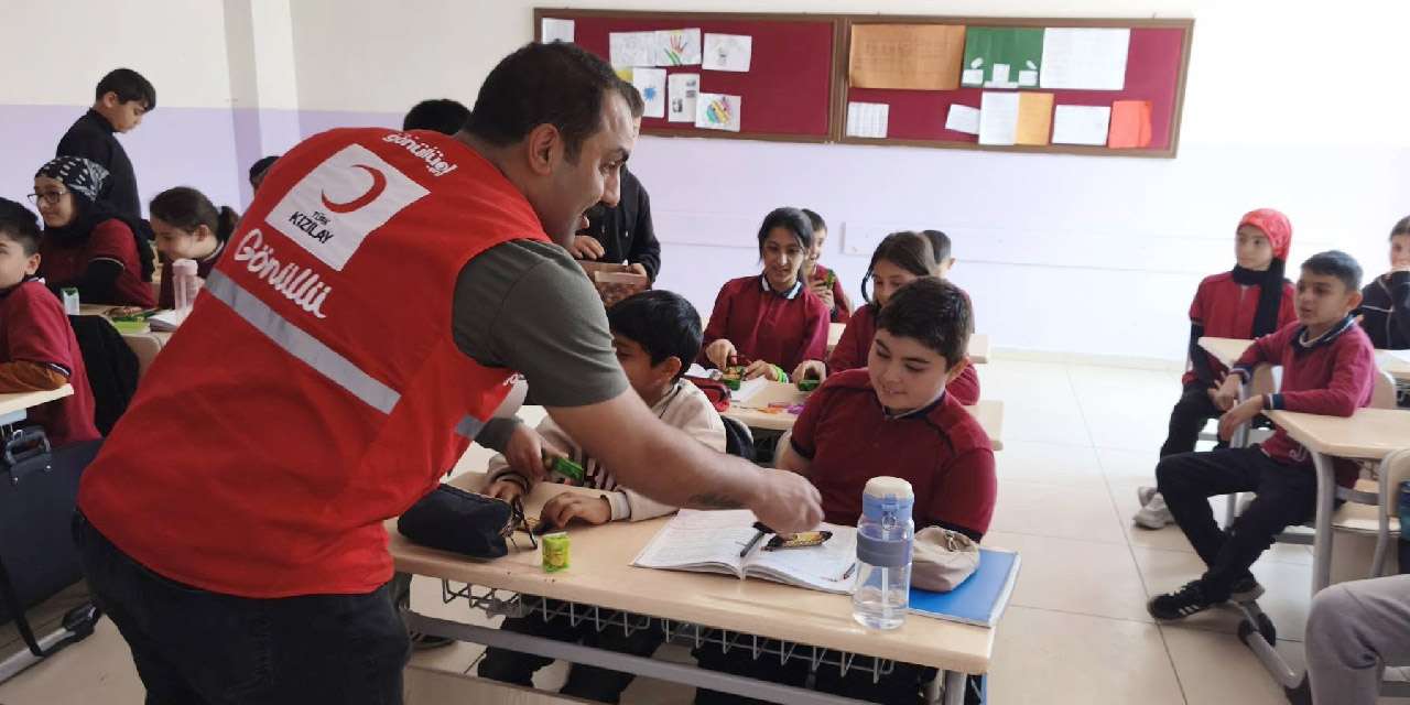 kirikkale-kizilay’dan-okullara-tatli-surpriz:-miniklerin-yuzu-guldu