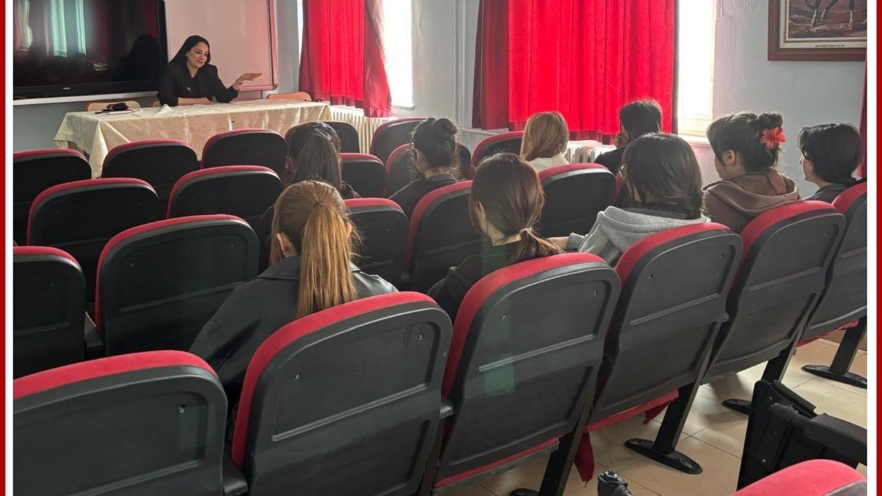 kiz-ogrencilerle-teknoloji-gunu-bulusmasi