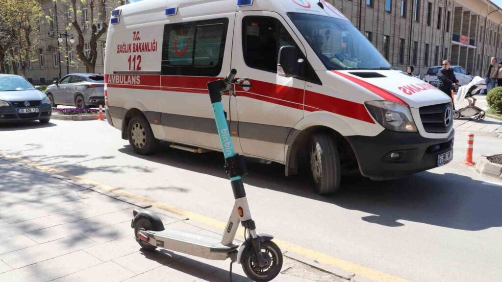 otomobil-scooter’a-carpti