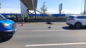 ust-gecitten-dusen-isciyi-otomobil-ezdi