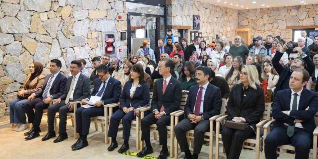 kirsehir’de-sakura-festivali-ve-plastik-sanatlar-sergisi-acildi