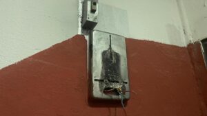 akillara-durgunluk-veren-hirsizlik:-evin-elektrik-sayacini-caldilar