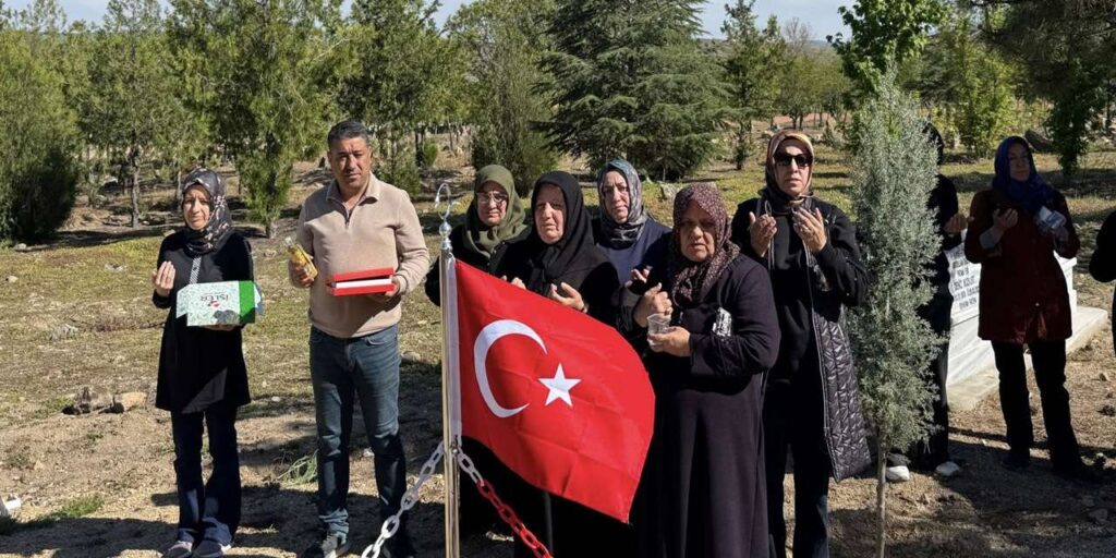 kabirleri-turk-bayraklariyla-donatildi:-iki-kahraman-kardes-kirikkale’de-dualarla-anildi
