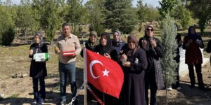 kabirleri-turk-bayraklariyla-donatildi:-iki-kahraman-kardes-kirikkale’de-dualarla-anildi