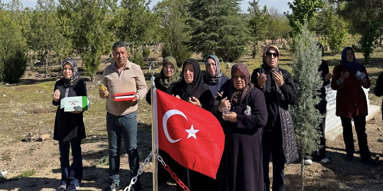 kabirleri-turk-bayraklariyla-donatildi:-iki-kahraman-kardes-kirikkale’de-dualarla-anildi