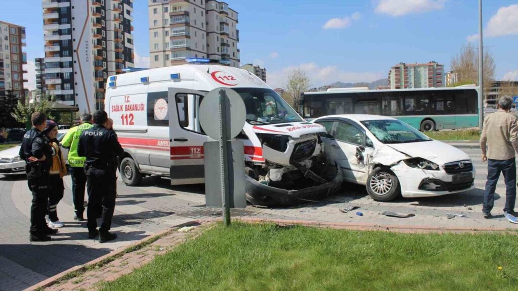 hasta-tasiyan-ambulansla-otomobil-carpisti:-2-yarali