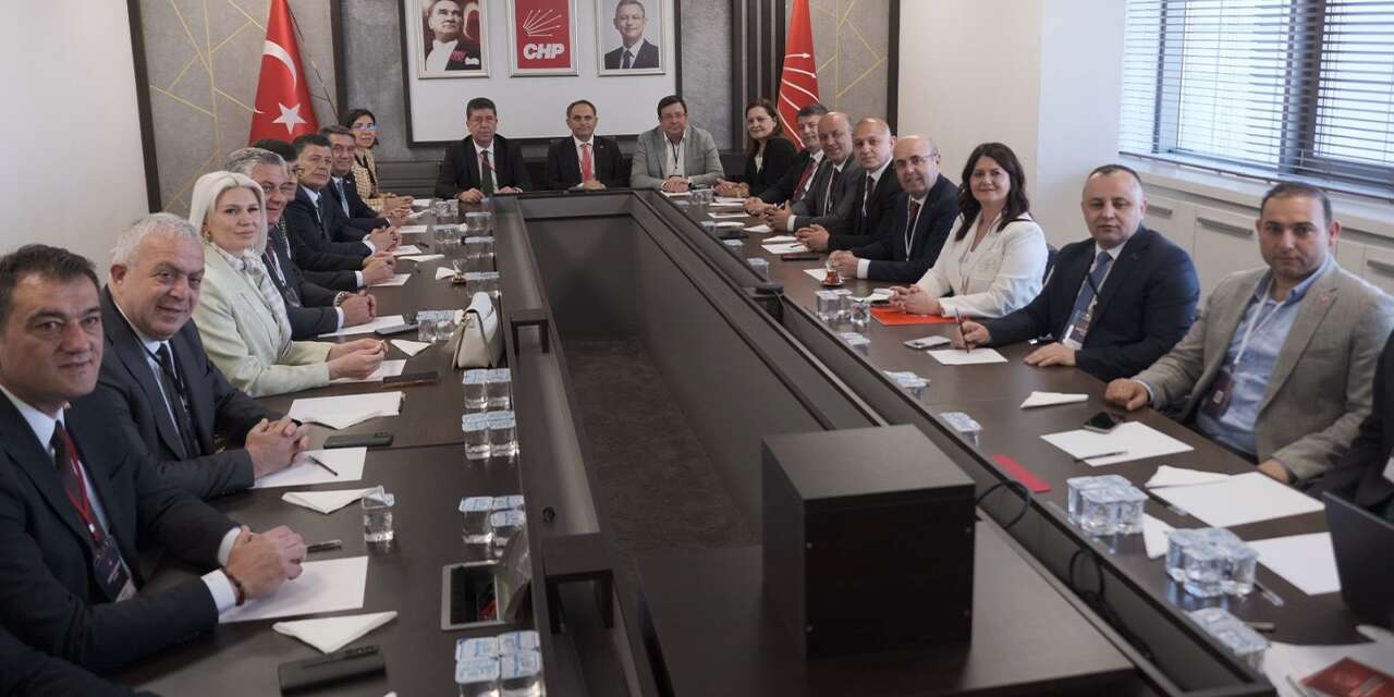 ozgur-ozel,-belediye-baskanlariyla-toplanti-yapti