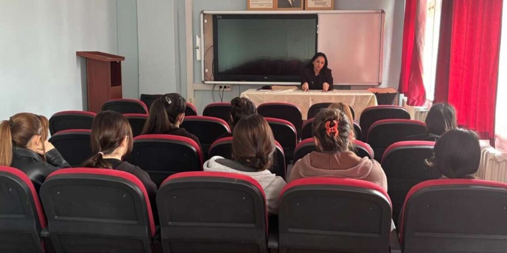 liseli-kiz-cocuklarina-teknoloji-vurgusu