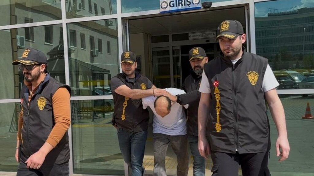 kardesini-olduren-zanli-adliyeye-sevk-edildi