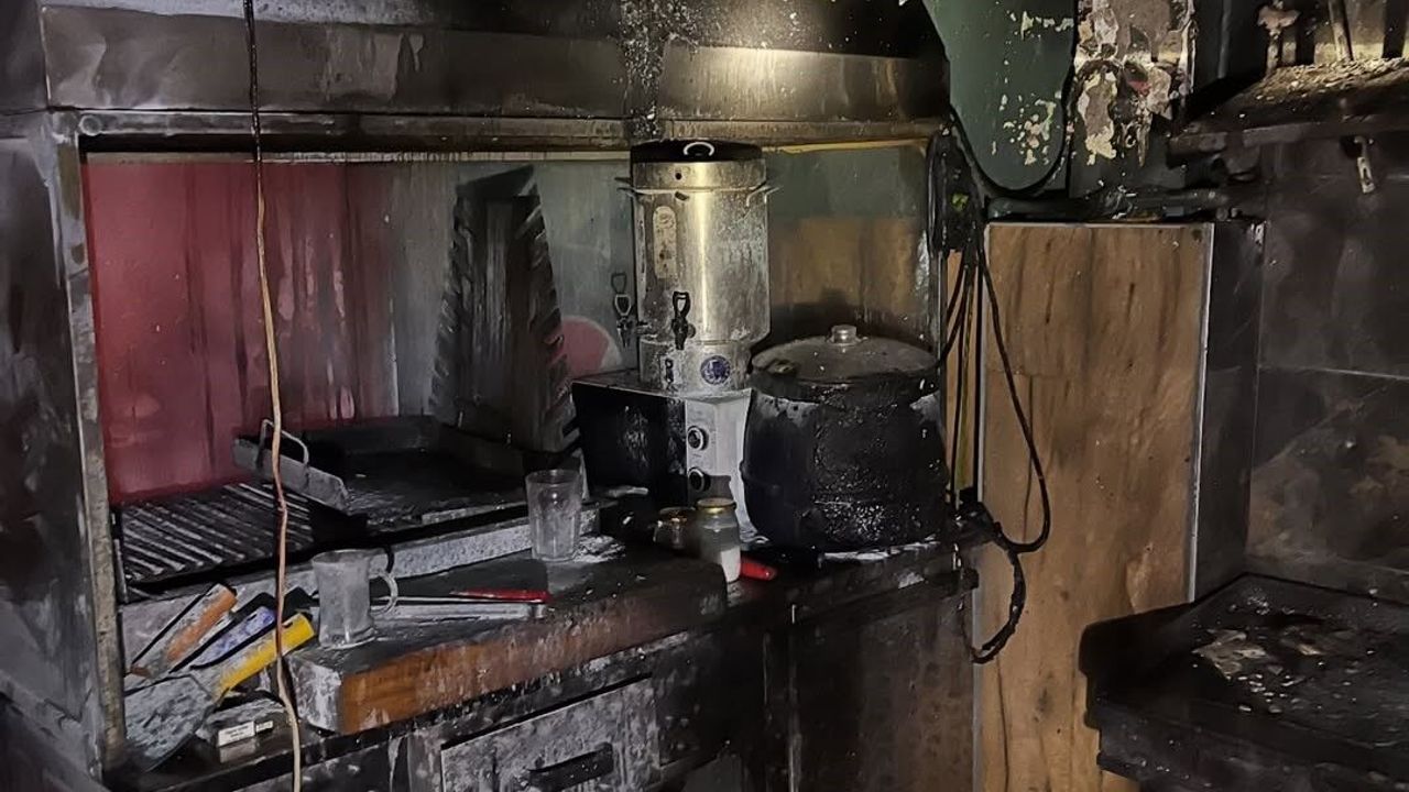 is-yerinin-mutfaginda-cikan-yangin-buyumeden-kontrol-altina-alindi