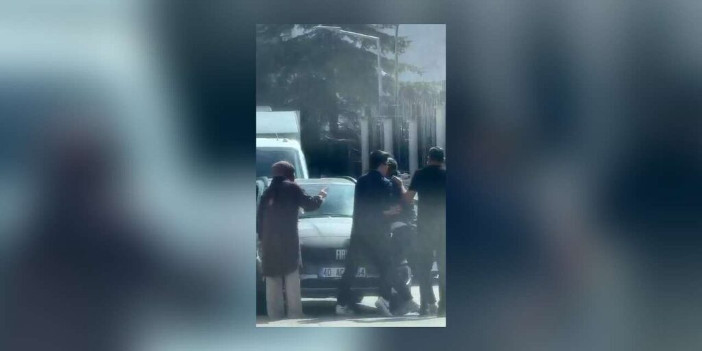 ankara’da-suruculer-arasindaki-yol-verme-tartismasi-kamerada