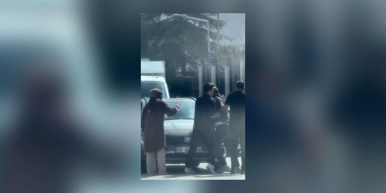 ankara’da-suruculer-arasindaki-yol-verme-tartismasi-kamerada