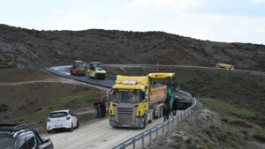 Köy Yolunda Sıcak Asfalt Hamlesi