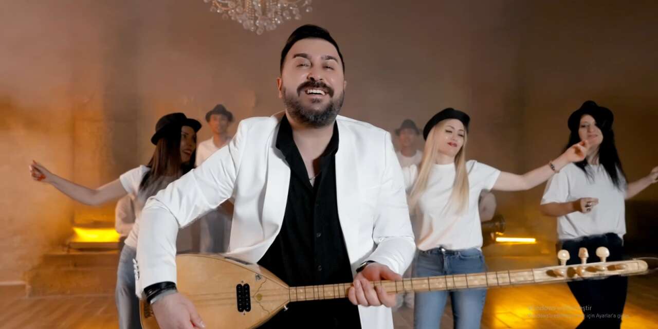 ertan-ersan,-‘damda-duran-zinciri-kiran’-sarkisiyla-muzik-dunyasini-salladi