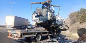 katliam-gibi-kaza!-iki-arac-kafa-kafaya-carpisti:-5-olu