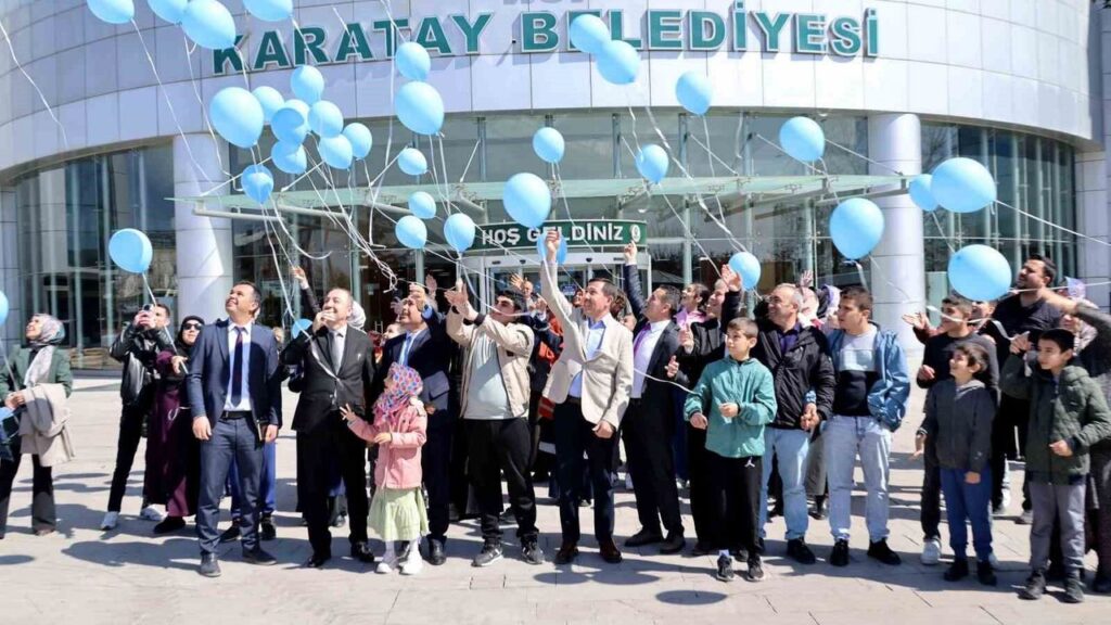 mavi-balonlar-gokyuzune-birakildi
