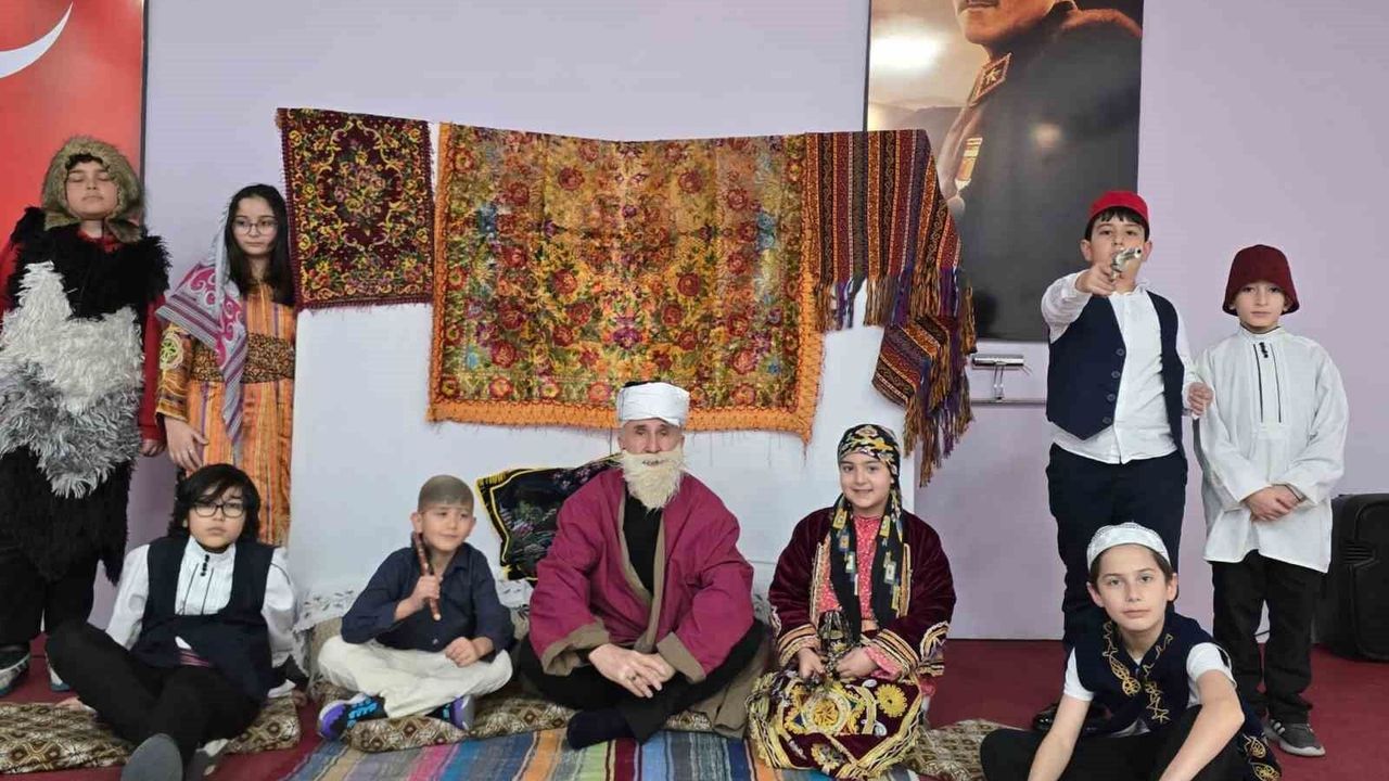 minik-yetenekler-tiyatro-hunerlerini-sergiledi