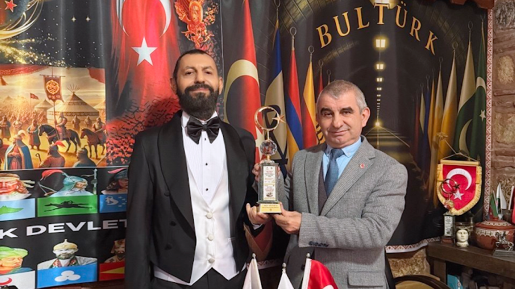 dunyaca-unlu-yazar-manaf’a-bulturk-baris-odulu