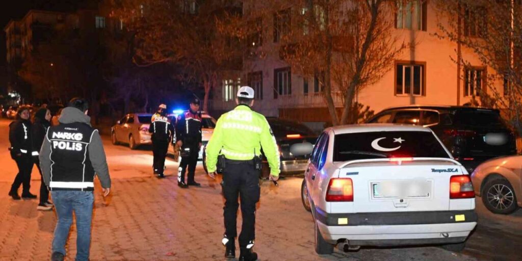 binlerce-universite-ogrencisinin-yasadigi-ilcede-emniyetten-siki-denetim