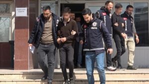 babalarini-canice-olduren-iki-kardes-adliyeye-sevk-edildi