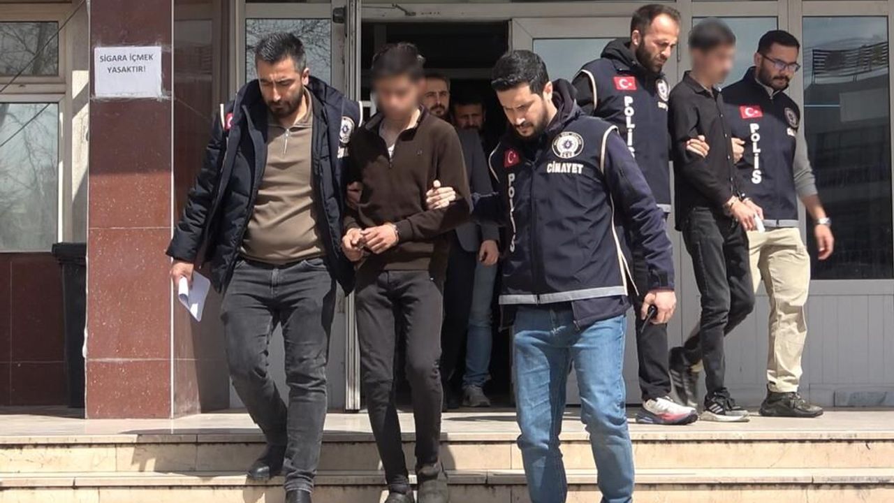 babalarini-canice-olduren-iki-kardes-adliyeye-sevk-edildi