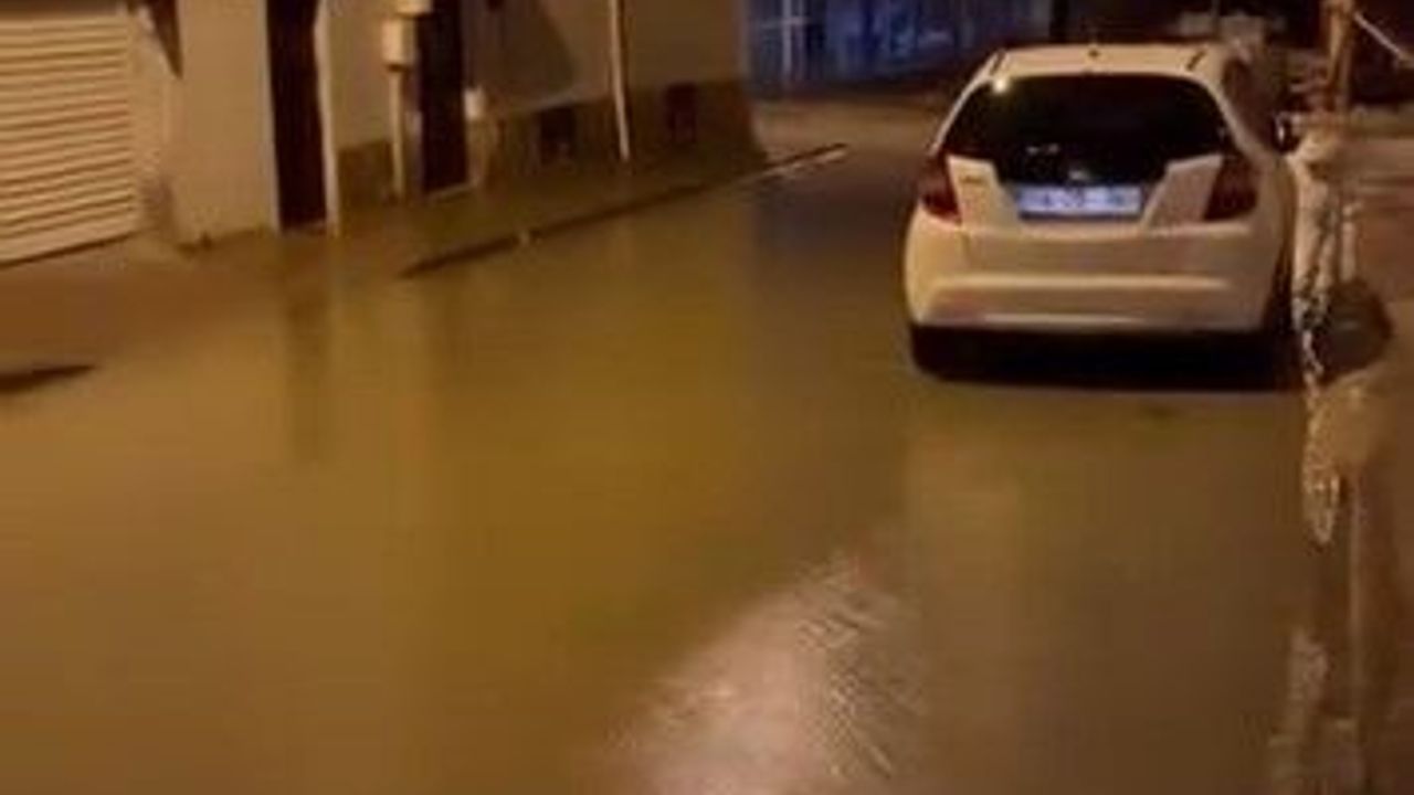 yagmur-suyu-ile-kaplanan-sokaklar-vatandasa-zorluk-yasatti