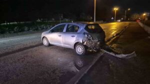 kontrolden-cikan-otomobil-donerek-arkasini-duvara-carpti