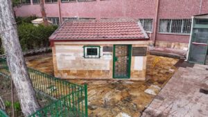 hastane-bahcesinde-turbe,-rivayetleriyle-dikkat-cekiyor