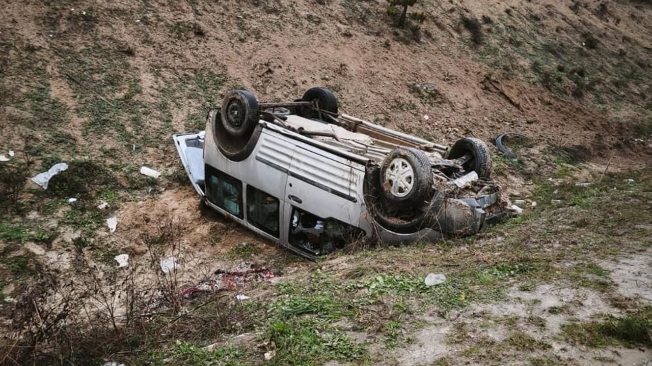 kirikkale’de-feci-kaza:-arac-sarampole-uctu