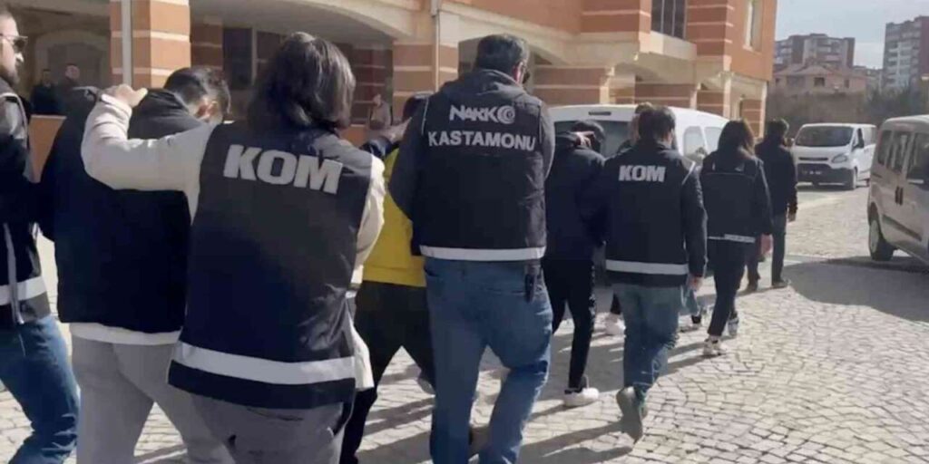 ticari-taksiyle-uyusturucu-ticareti-yapan-saniklarin-yargilanmasina-devam-edildi