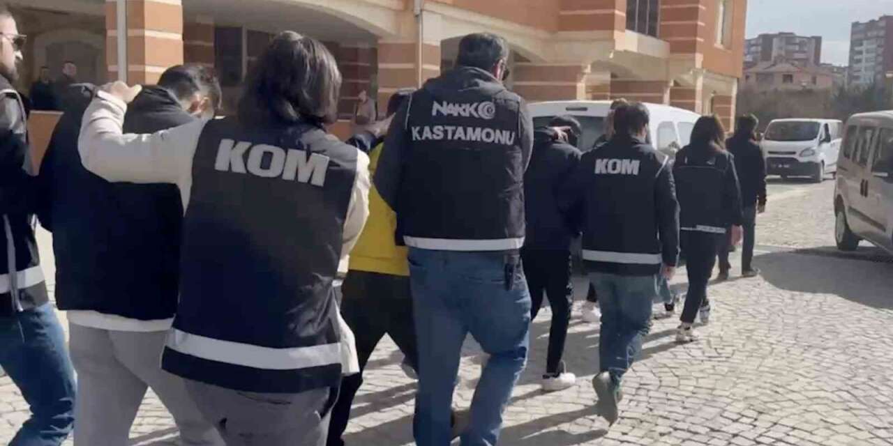 ticari-taksiyle-uyusturucu-ticareti-yapan-saniklarin-yargilanmasina-devam-edildi