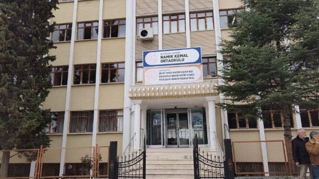 42-yil-7-ay-sonra-emekli-oldu:-son-dersine-yillar-once-mezun-ettigi-ogrencileri-katildi