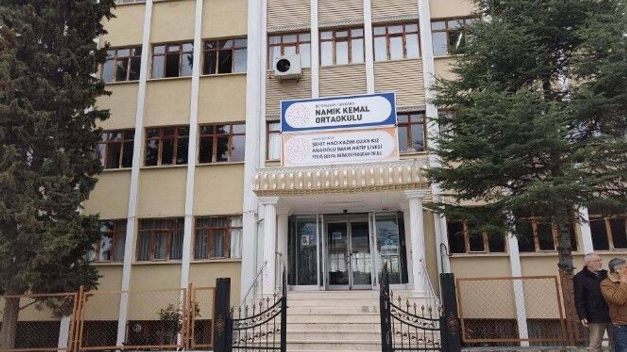 42-yil-7-ay-sonra-emekli-oldu:-son-dersine-yillar-once-mezun-ettigi-ogrencileri-katildi