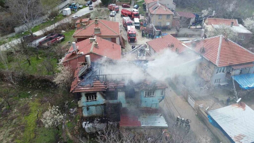 sobadan-cikan-yangin-evi-kullanilamaz-hale-getirdi