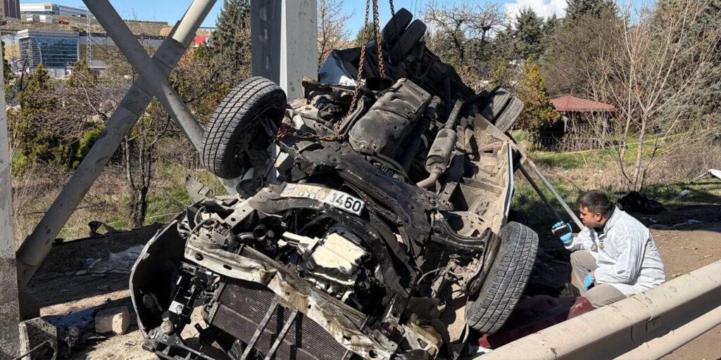 ozel-halk-otobusu-direge-carpti:-5-olu!