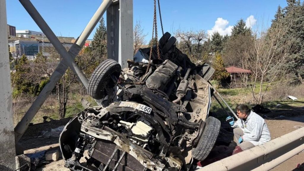 halk-otobusu-kopru-ayagina-carpti:-5-can-kaybi