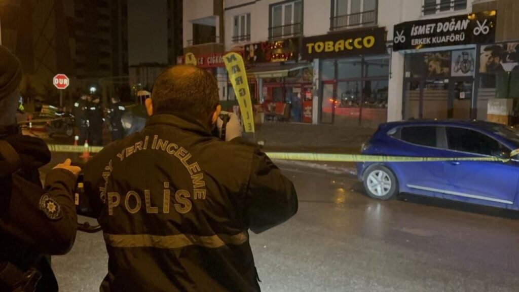 dukkan-kursunlamak-icin-sahiplerinin-cikmasini-bekledi