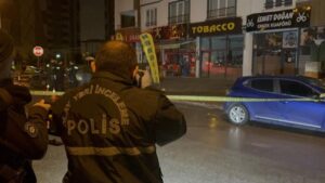 dukkan-kursunlamak-icin-sahiplerinin-cikmasini-bekledi